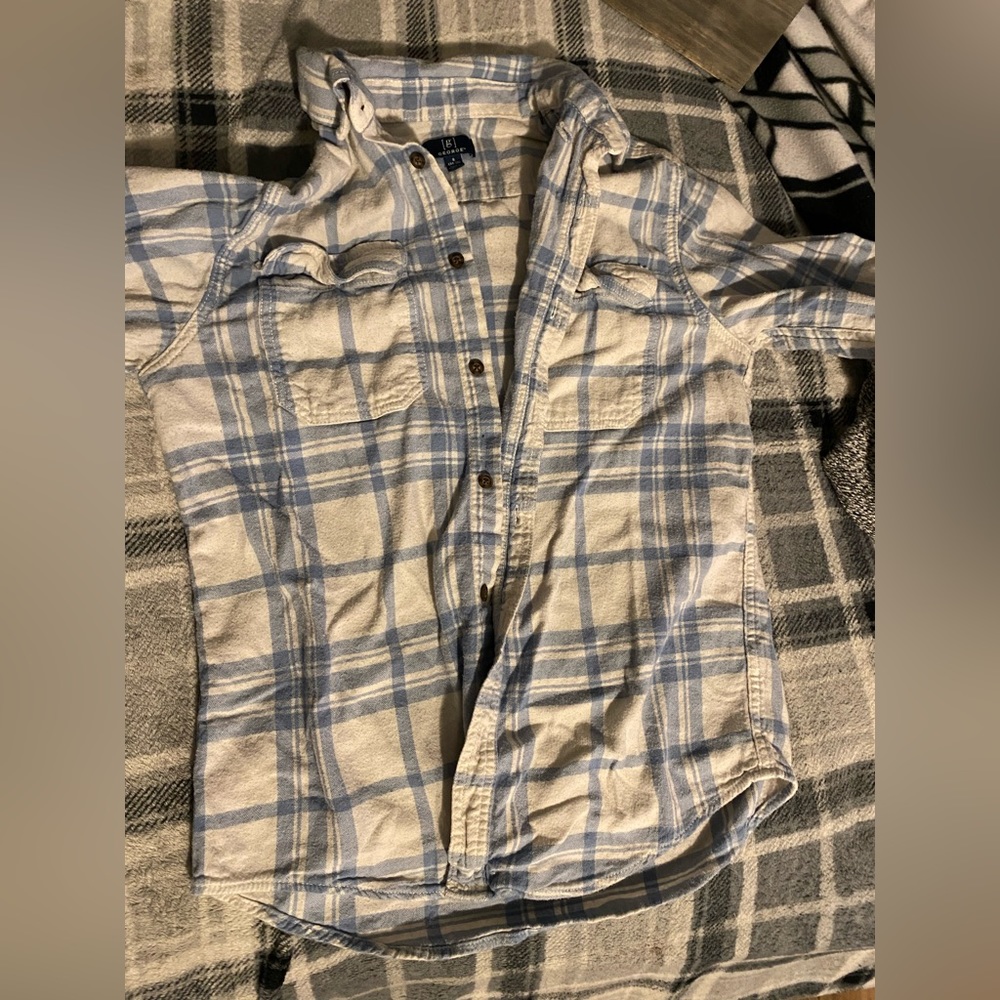 Men’s Small blue and white button up. 🩵🤍